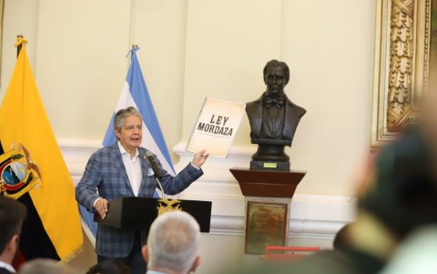 De manera simbólica, el presidente Guillermo Lasso arrojó a una caneca de basura una copia de la ‘ley mordaza’ publicada en 2013