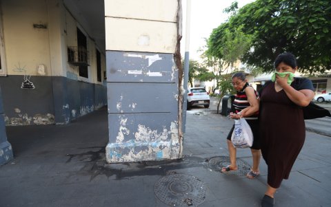 Pestilencia. Los transeúntes intentan evitar el portal del antiguo colegio Ana Paredes por el hedor que despide.