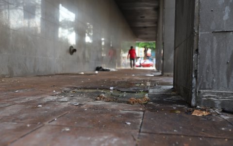 Repugnante. En bajos de edificios de la calle Chiriboga, entre Olmedo y Chile esta escena es común, en el sector donde hay incluso una entidad educativa.