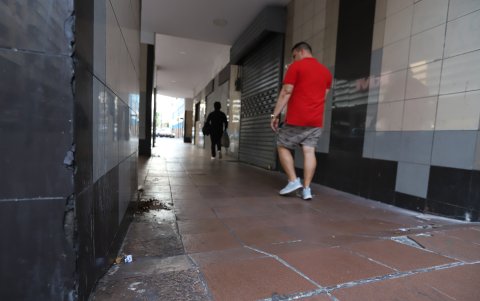 En los bajos del edificio Fénix, donde antes funcionaba la Fiscalía del Guayas, los transeúntes deben pasar con cuidado para no pisar los residuos humanos.