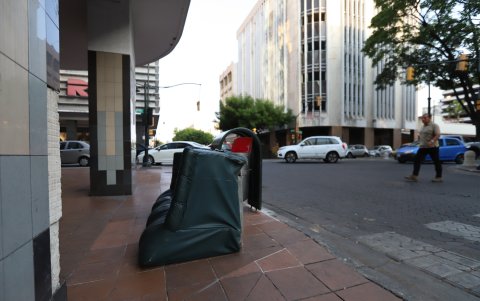 En la esquina de la calle Aguirre y Pedro Carbo es utilizada hasta para botar muebles.