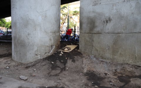 En los bajos del puente que cruza la calle Chile, por el sector de la bahía, también se perciben olores nauseabundos por la utilización como urinario.