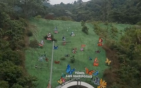 Las vías del eje cafetero colombiano son amplias y hay varios túneles y viaductos.