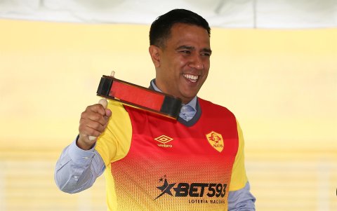 El entrenador venezolano César Farías posa con la camiseta del Aucas, en una fotografía de archivo.