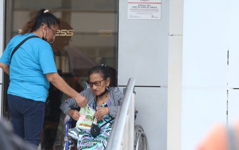 A medias. Gladys Cruz debió comprar parte de los fármacos (paracetamol) que le prescribieron en el hospital para sus dolencias.