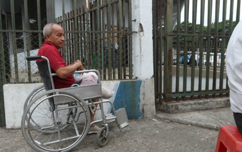 Carlos Morante, de 74 años, salía de una terapia que le están realizando tras la operación que le practicaron luego de sufrir un accidente. Asegura que ha recibido buena atención, hasta ahora. Solo espera que la prótesis que le han prometido para su pierna derecha no demore.