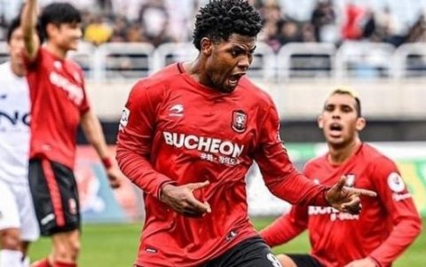 Marlon de Jesús, delantero del Nongbua Pitchaya de Tailandia.