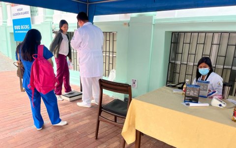 En esta carpa se indicó el peso, estatura y presión arterial de las personas.