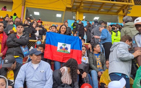Gabriela Moreira lució feliz la bandera de Haití en honor de su amigo Ricardo Adé.