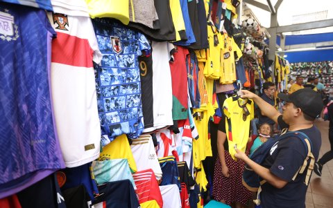 Las personas llegan hasta la bahía a buscar camisetas de todas las tallas para el mundial