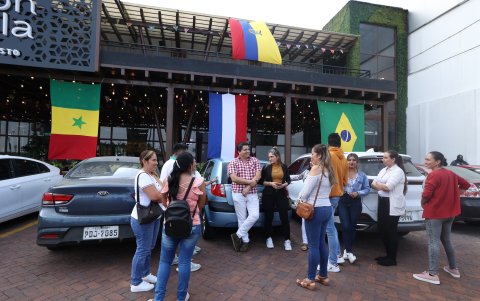 2. Restaurantes. Los locales de comida se alistan y ambientan con la temática mundialista. Colocan banderas y televisores para ver los partidos.