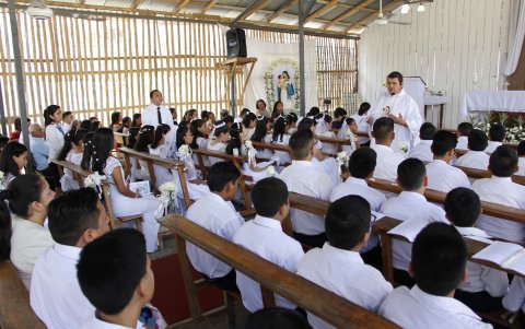 El pasado. Así lucía el templo en 2019. Era un lugar de caña y madera, en el que desde 2011 se ofrecía la misa a los vecinos de Mucho Lote I.