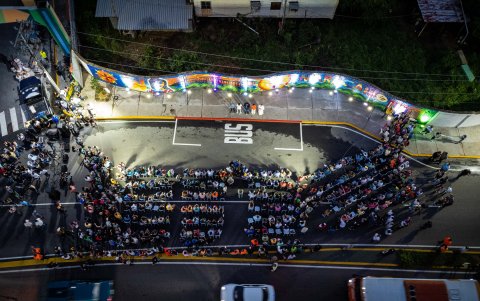 Propuesta. El artista Óscar Olivares empleó 80.000 tapas de envases plásticos para crear un mural ecológico.