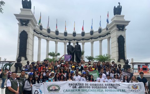 El grupo de estudiantes de la Universidad Agraria que participa en la jornada de acercamiento con la comunidad.