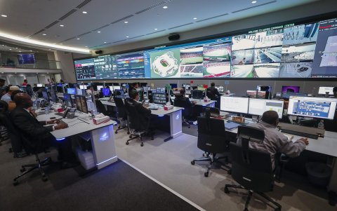 Un centro de control desde el que vigilarán simultáneamente los 8 estadios del torneo mediante 15.000 cámaras y la inteligencia artificial.