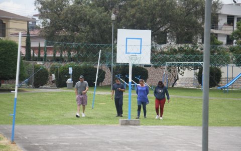 Canchas. Básquet, vóley, tenis y juegos infantiles hay en el lugar.