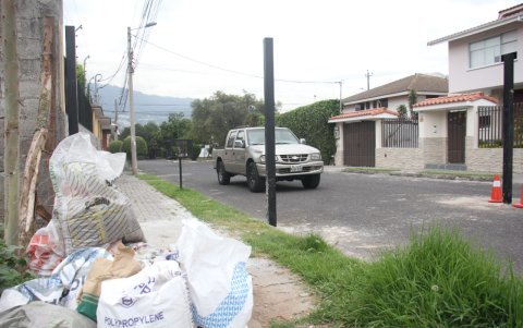 Ilegal. El cierre de la calle no cuenta con permisos.