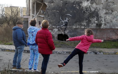 Kiev. Un grupo de personas observa uno de los siete murales que desde el pasado 12 de noviembre aparecen en varias ciudades de Ucrania.