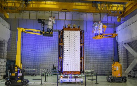 Patagonia. Son 1400 los ingenieros y científicos que trabajan en el desarrollo de satélites y reactores nucleares.