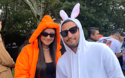 Fans esperan la entrada al estadio  Atahualpa con sus orejitas