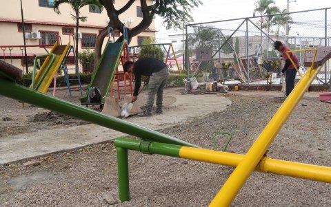 Desde el mes pasado el parque está siendo remodelado y se ha construido un muro, cuatro metros más adentro, para evitar que el canal lo siga deteriorando.