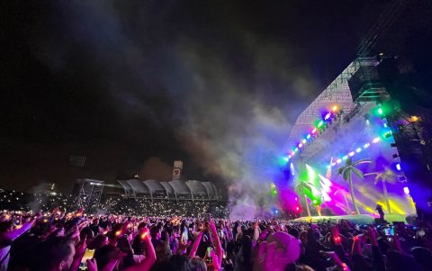 El público no dejó de cantar con el Conejo Malo.