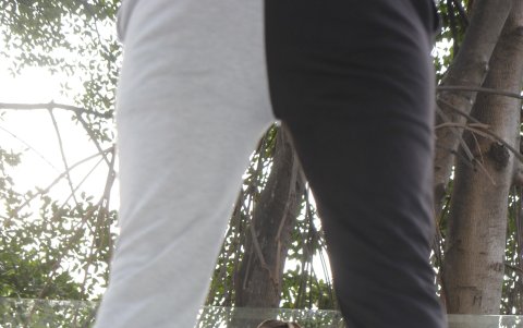 Modelo posando con ropa deportiva