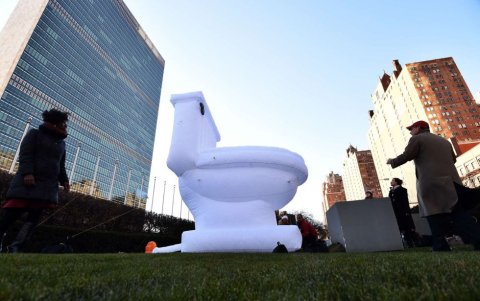 Retrete hinchable gigante en Nueva York
