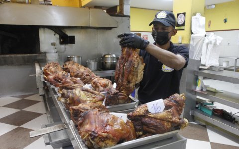 En Guayaquil hay tres reconocidos locales que ofrecen pavo o cerdo hornados con leña: Sabrosón, Sanduchón y Sabrosito.