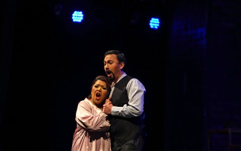 Las exigencias de voz obligaron a tener dos elencos paralelos.