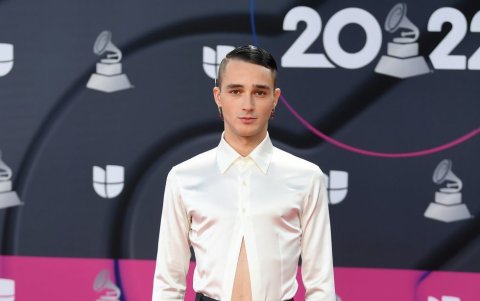 Pol Granch se presentó en la alfombra roja con un outfit de estilo colegial de la firma española Mans Concept.