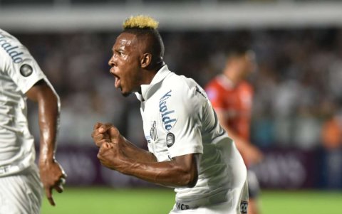 Jhojan Julio, ofensivo del Santos, estaría en el radar de Barcelona.