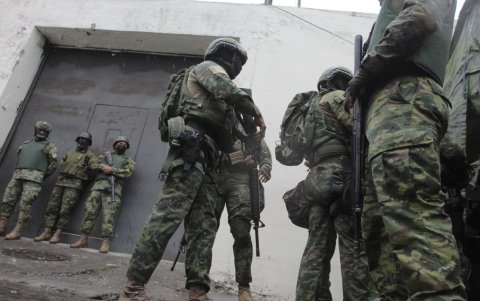 Custodia. Decenas de militares custodiaron los exteriores del centro carcelario.