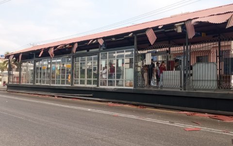 El gran parte del techado se encontraba regado en la acera.