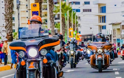 Las motos recorrerán por todo el malecón de Salinas. Se premiará a las mejores piruetas.