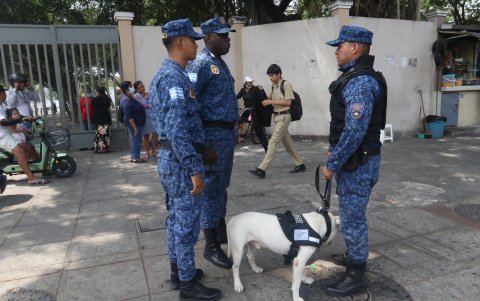 Actualmente, la policía municipal brinda también seguridad en los exteriores de los planteles educativos.