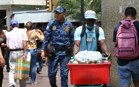 Son los vendedores ambulantes quienes más se quejan de las acciones de los metropolitanos.