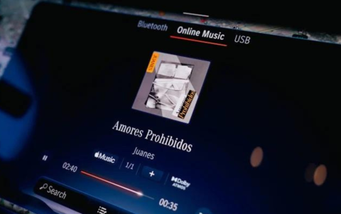 Juanes probando el nuevo sistema de audio.