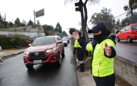 Oportunos. Los comerciantes, principalmente de alimentos y bebidas, madrugaron a ganar puestos estratégicos para colocarse.