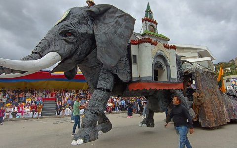 Carros alegóricos. Además de los bailes folclóricos, hubo desfiles de carrozas y representaciones de animales, como un elefante.