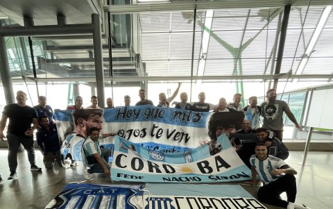 Hinchas argentinos esperando su vuelo a Doha, Qatar.
