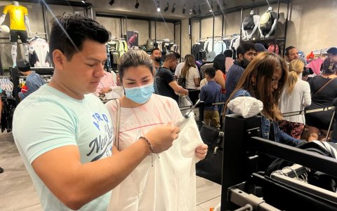 Familias se acercaban a buscar prendas para usar o regalar por navidad.