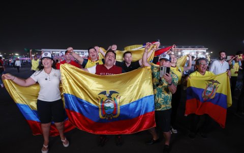 Varios aficionados ondearon banderas de Ecuador durante la inauguración del FIFA Fan Festival en Al Bidda, Doha (Catar), este sábado.
