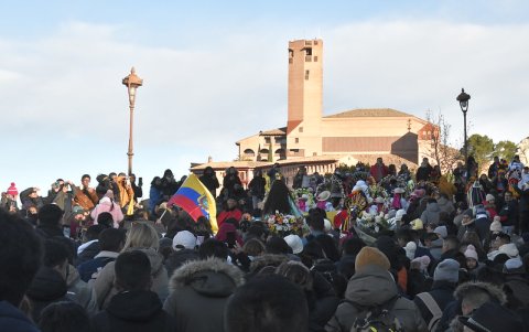 La procesión acompañaba a la imagen de la Virgen.