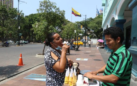Los vendedores  informales que habitan el centro de la ciudad son los encargados de acabar con la sed y el hambre de los transeúntes.
