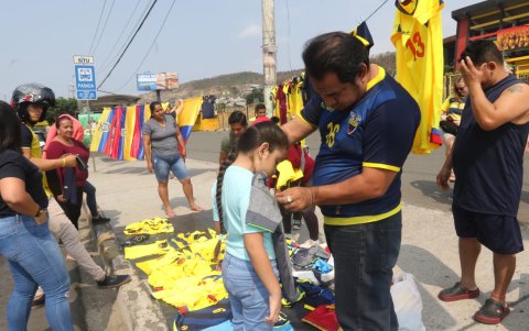 Guayaquileños se alistan para ver el partido.