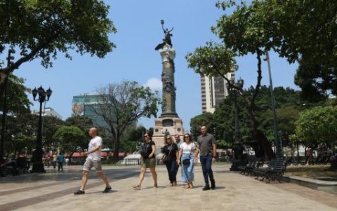 Columna de los próceres de la Independencia en el parque Centenario.