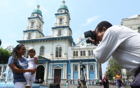 La plaza San Francisco es un lugar que atrae a turistas.