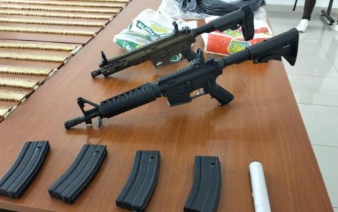 Material de guerra que estaba oculto en una casa en Sauces, fue incautado por la Policía.