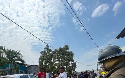 Alrededor de las casas afectadas, los bomberos encontraron más pirotecnia.